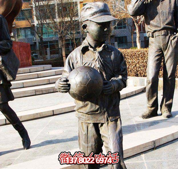 鑄銅雕塑，點綴小學廣場，傳遞小學生足球精神