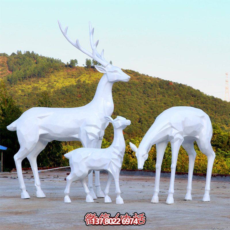 玻璃鋼梅花鹿雕塑，讓一家三口在公園戶外玩耍