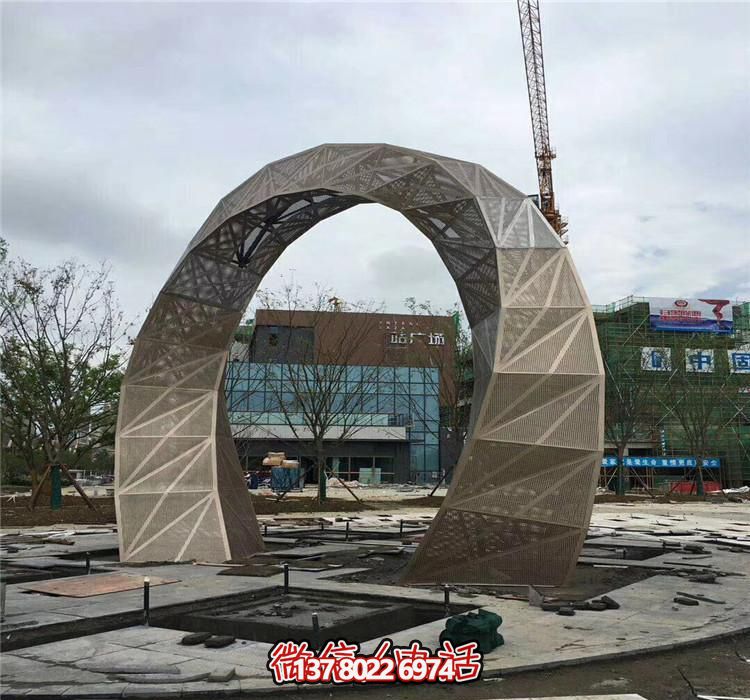 不銹鋼網(wǎng)格拱門雕塑，點(diǎn)綴廣場(chǎng)