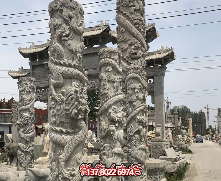 精美石雕龍柱擺件，為寺院景觀增添華麗風采