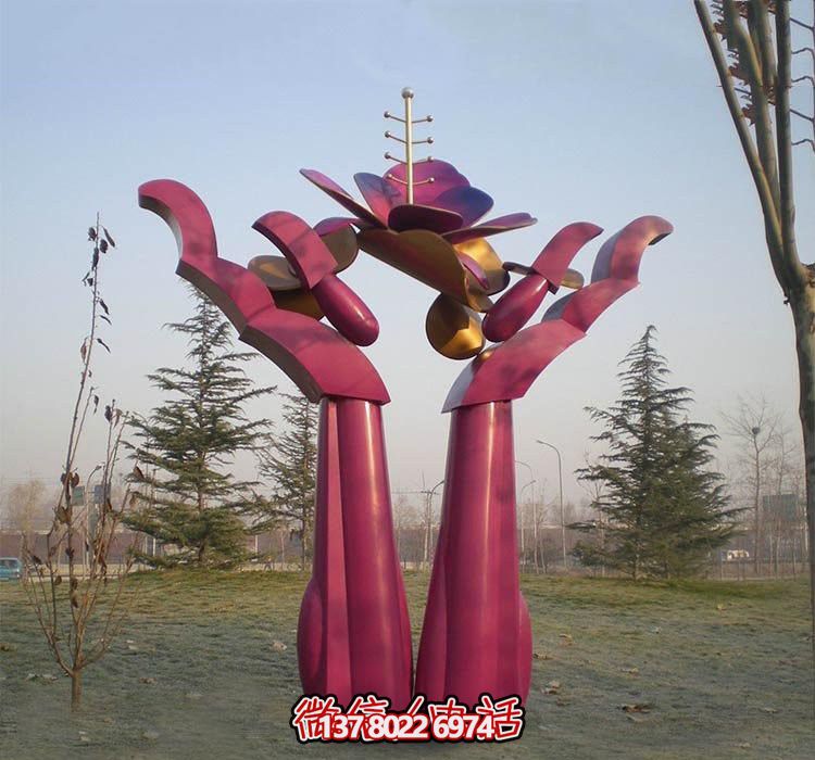 不銹鋼雕塑——用手捧花朵，點(diǎn)綴公園抽象美