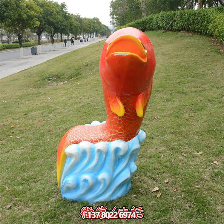 卡通玻璃鋼鯉魚雕塑，點(diǎn)綴游樂園園林