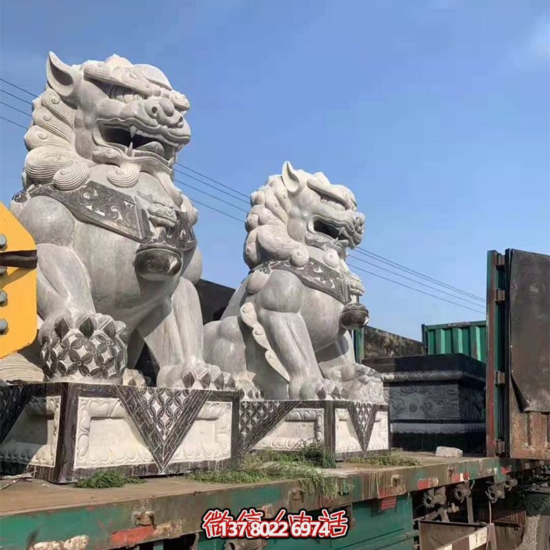 青石制大型仿真獅子雕塑，為鎮(zhèn)宅增添獨(dú)特魅力
