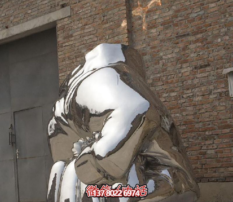 不銹鋼拳頭雕塑，為城市廣場(chǎng)增添力量與鏡面光彩
