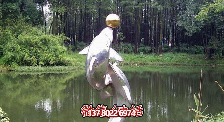 不銹鋼海豚雕塑，為小河邊增添游玩樂趣