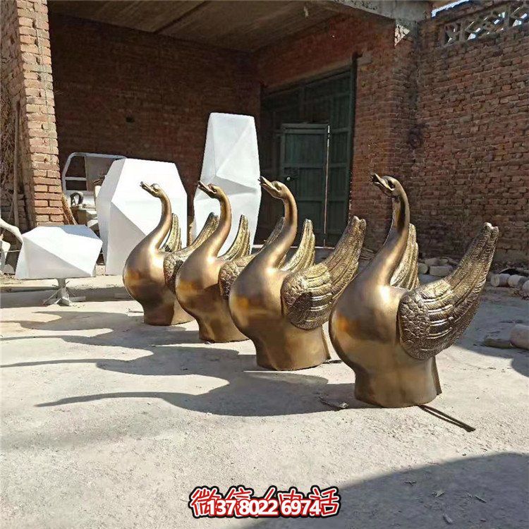 仿銅噴水雕塑，玻璃鋼景觀天鵝水池，為廣場園林擺放