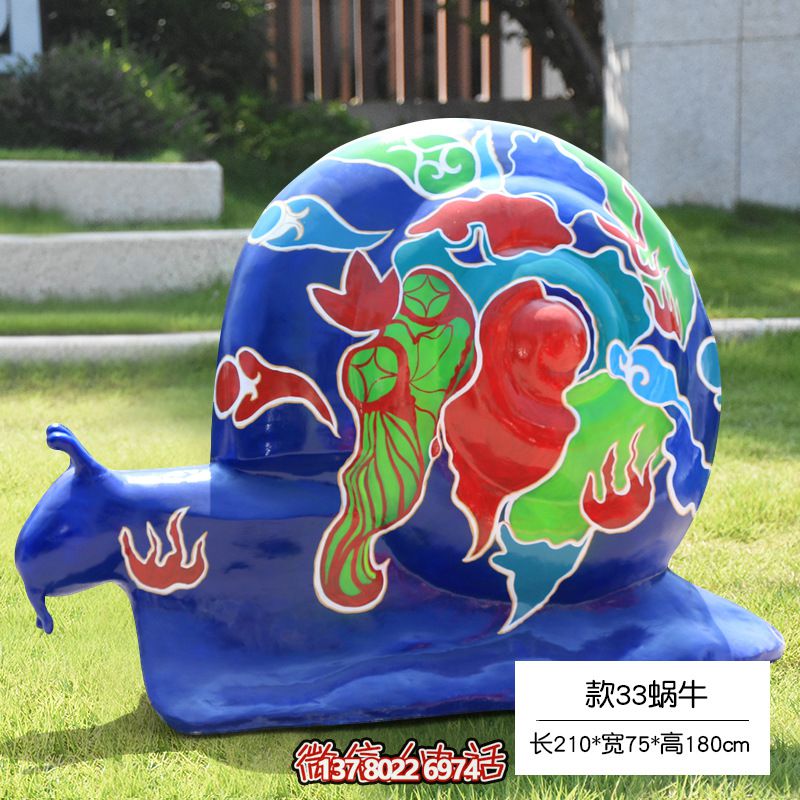 縮小的玻璃鋼彩繪蝸牛雕塑，地上擺放草