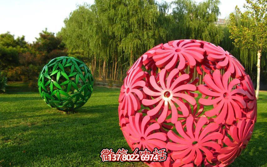 創(chuàng)意粉色鏤空球雕塑，為公園草坪增添童趣