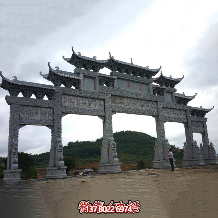 精美大型仿古青石雕刻門樓牌坊，為景區(qū)入口增添精彩