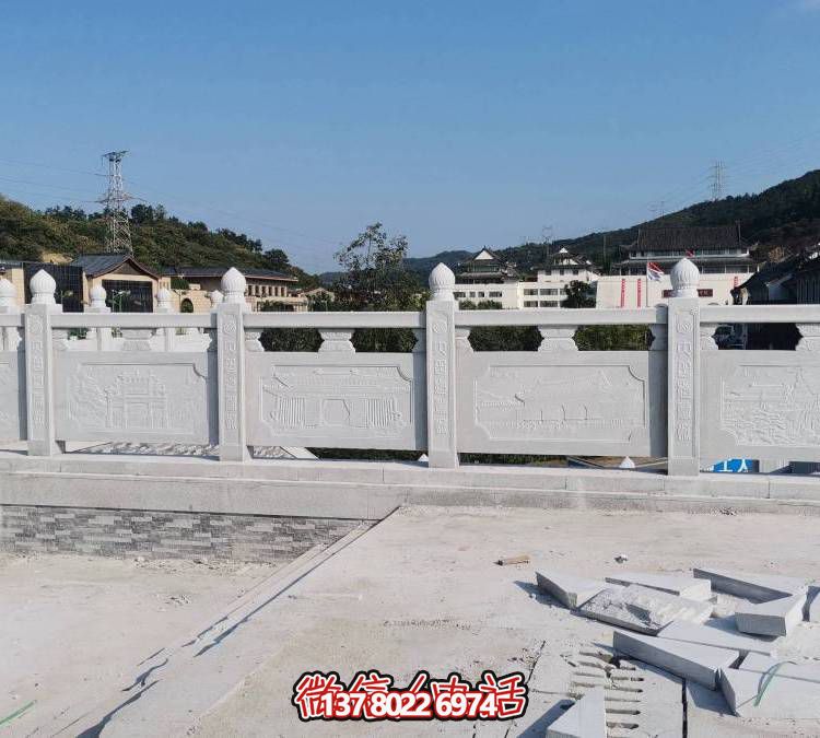 精美大理石雕塑，飾以圍欄的戶外河道裝飾
