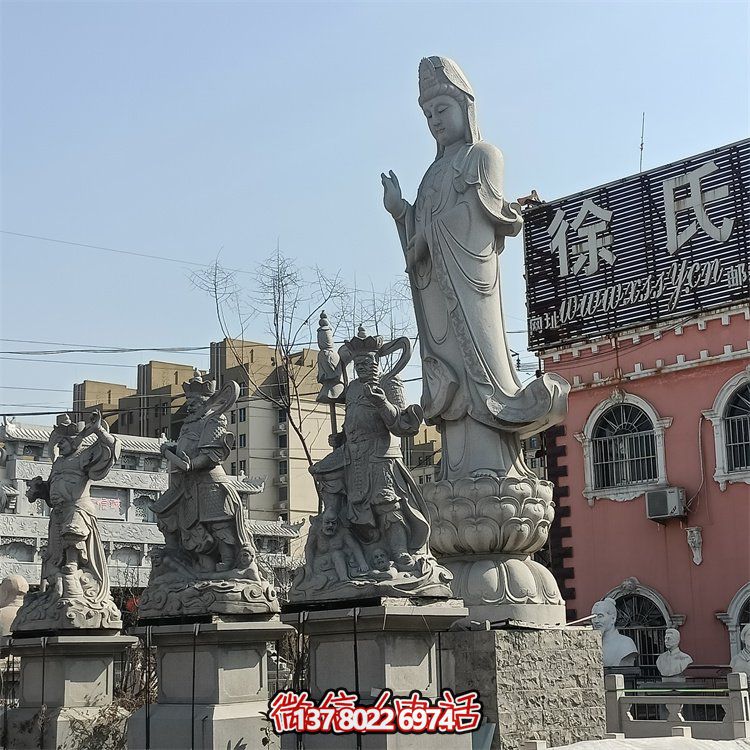 精美關(guān)公、佛像和石獅子雕刻，青石裝點(diǎn)美化廣場
