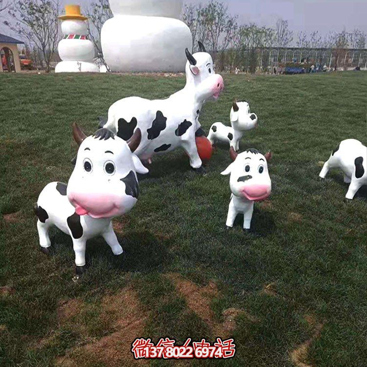 可愛(ài)小奶牛玻璃鋼雕塑，為戶外園林景觀增添獨(dú)特魅力