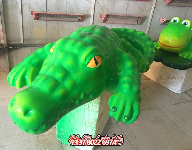 玻璃鋼鱷魚雕塑，為游樂場(chǎng)裝飾添彩