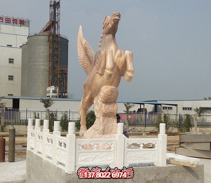 飛馬石雕創(chuàng)意雕塑，點(diǎn)綴廣場(chǎng)上的黃蠟石