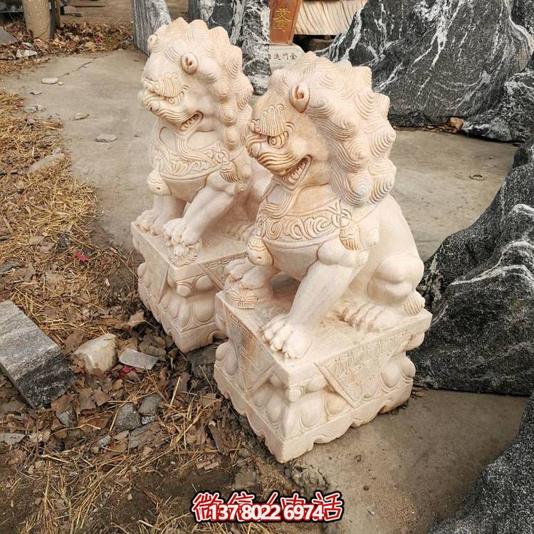 精美大理石雕刻石獅子，為酒店門口添彩晚霞紅