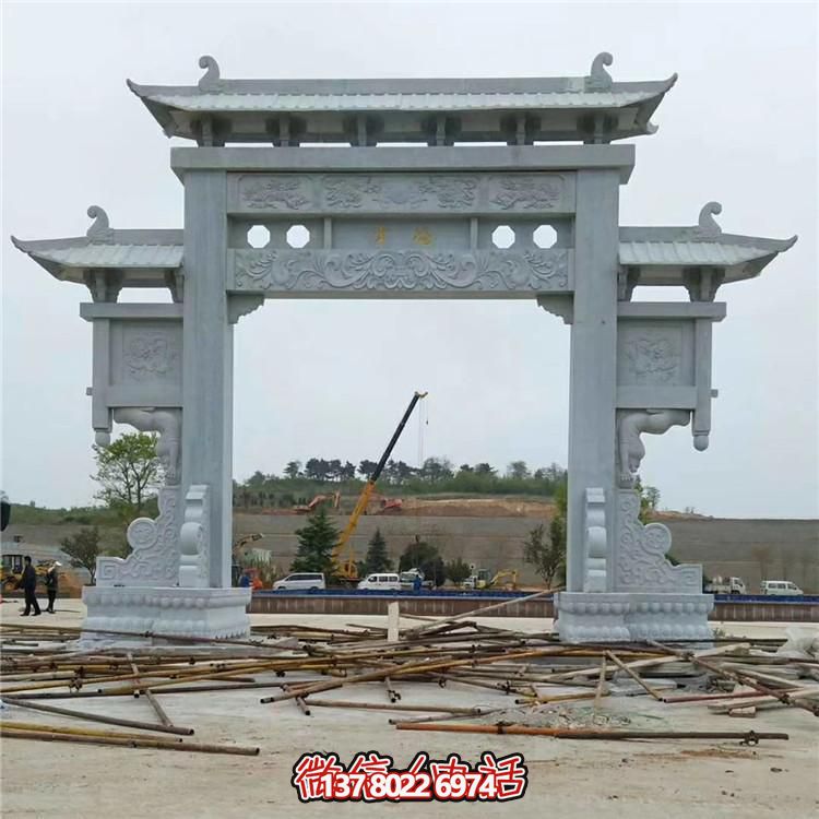 傳統(tǒng)工藝石雕牌坊，點綴鄉(xiāng)村美景
