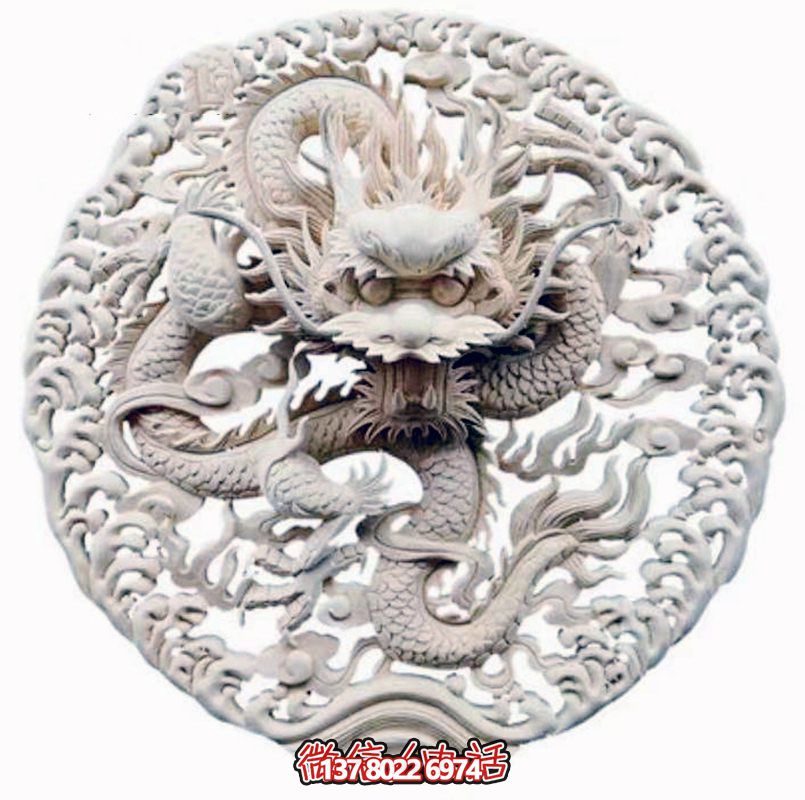 精美龍紋浮雕裝飾大門，點(diǎn)綴祠堂大門口
