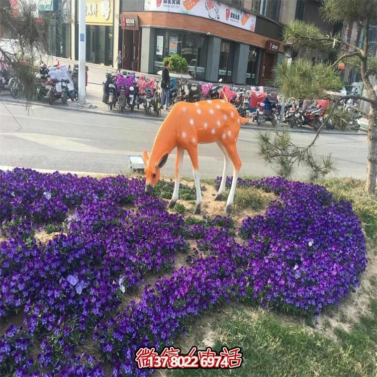 仿真鹿雕塑，在草叢中擺放，玻璃鋼打造