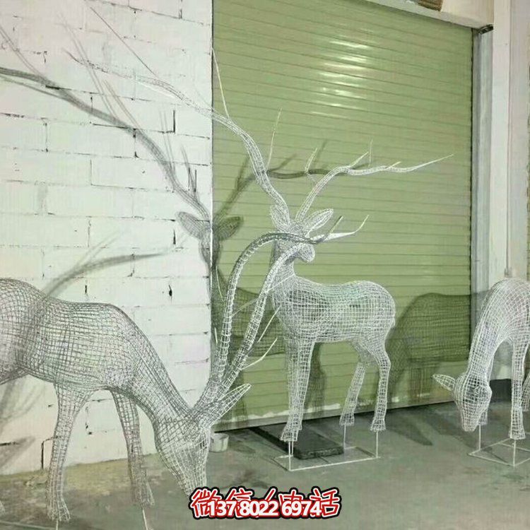 不銹鋼鏤空網(wǎng)格鹿燈光亮化擺件，為公園草坪上裝飾增添精彩