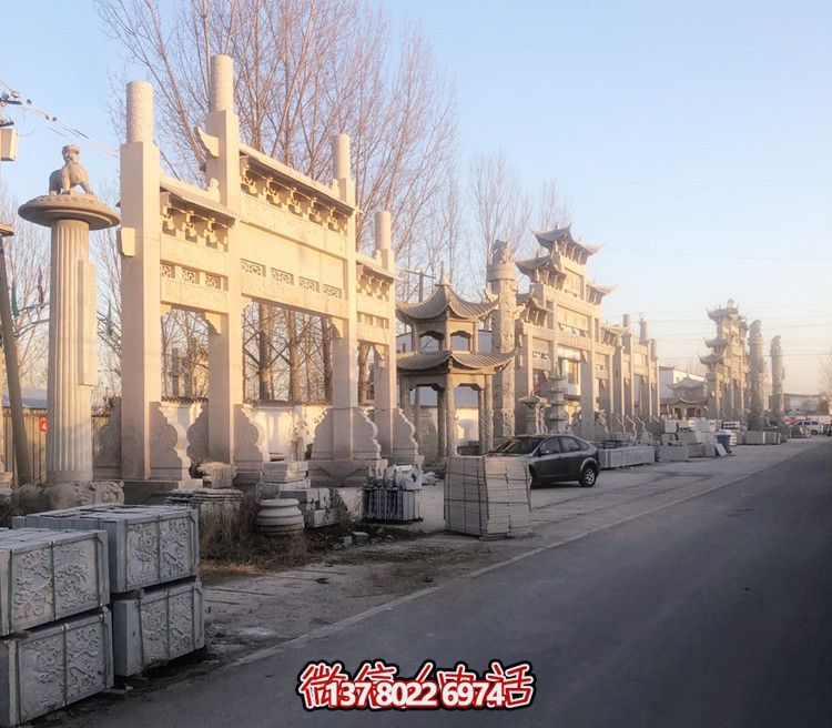大理石門牌樓，點綴村莊入口