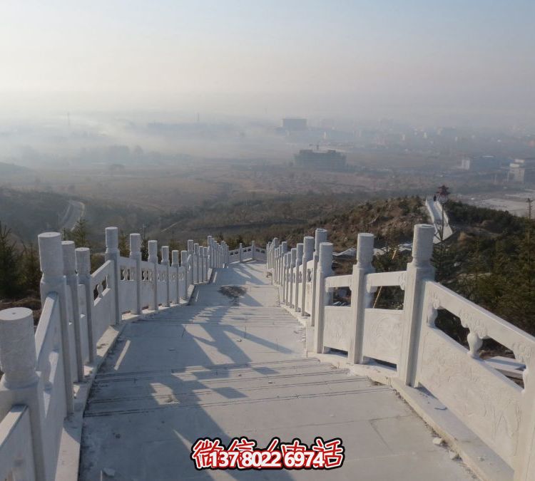 精致石雕護(hù)欄，漢白玉青石欄板點(diǎn)綴天然風(fēng)情