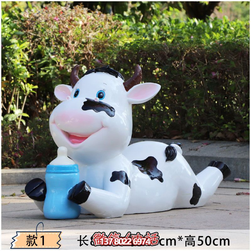 玻璃鋼牛雕塑，為幼兒園的幼兒們趴著喝奶更添樂趣