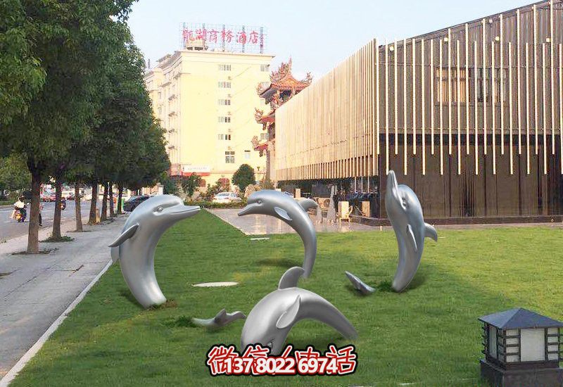 不銹鋼海豚形象雕塑，給草坪增添獨特姿態(tài)