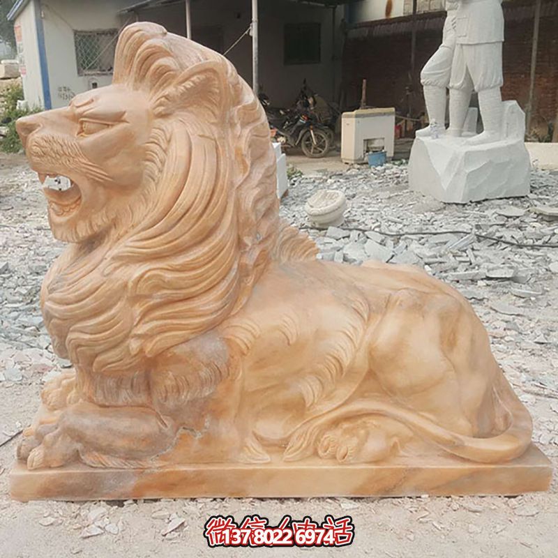 兇猛獅子紅石雕臥著雕塑，為公園景區(qū)添彩晚霞之美