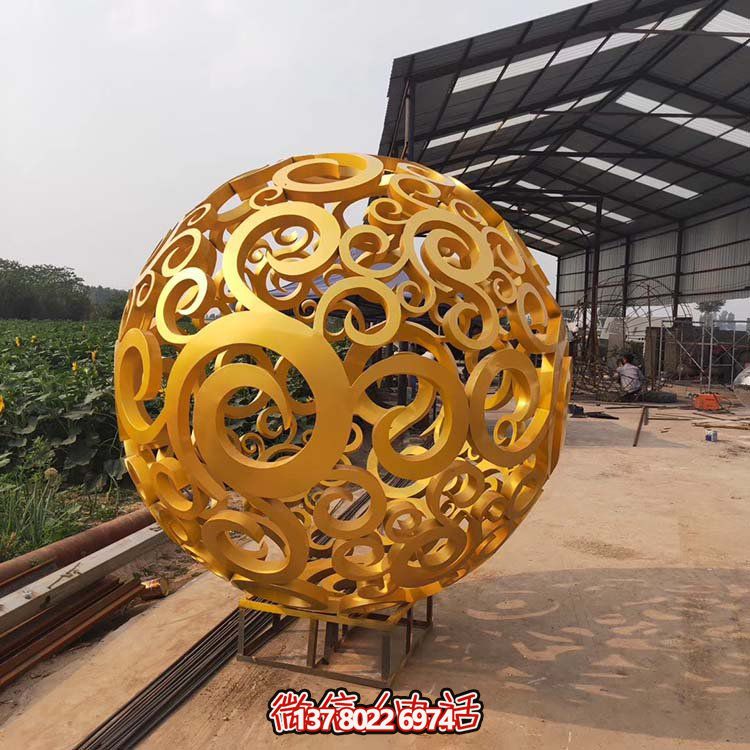 大型不銹鋼鏤空球雕塑，為園林景觀增添靈動之美