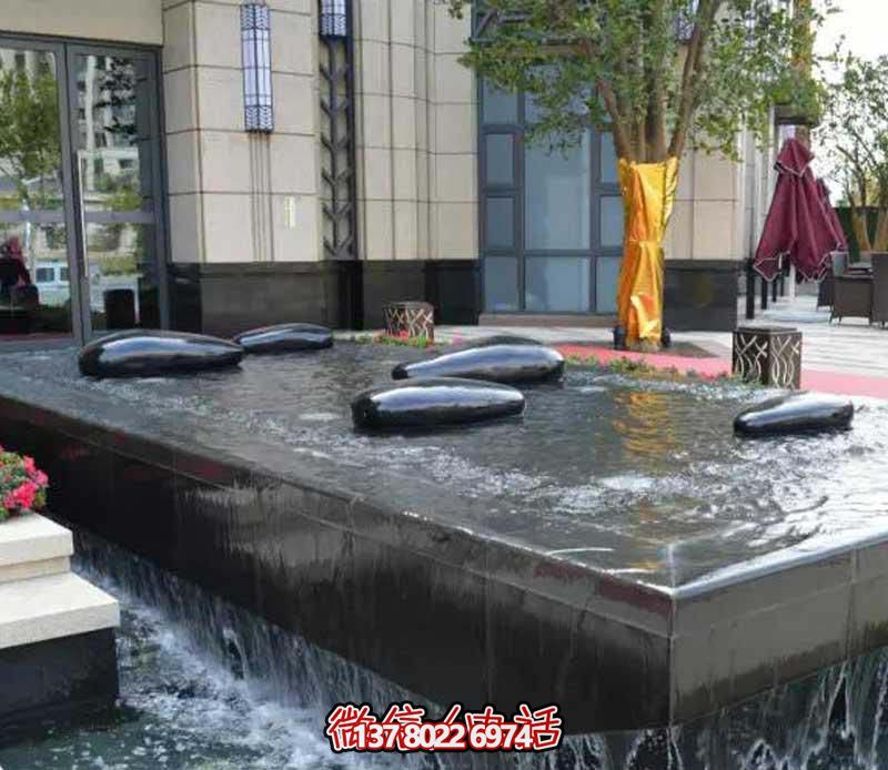 創(chuàng)意水中鵝卵石雕塑，為酒店池塘帶來抽象美感