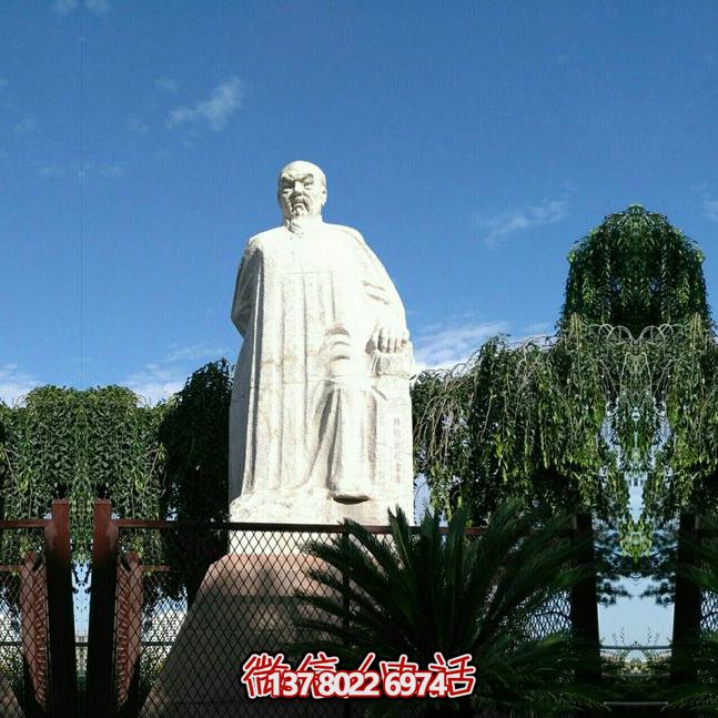 林則徐石雕塑，點綴校園廣場