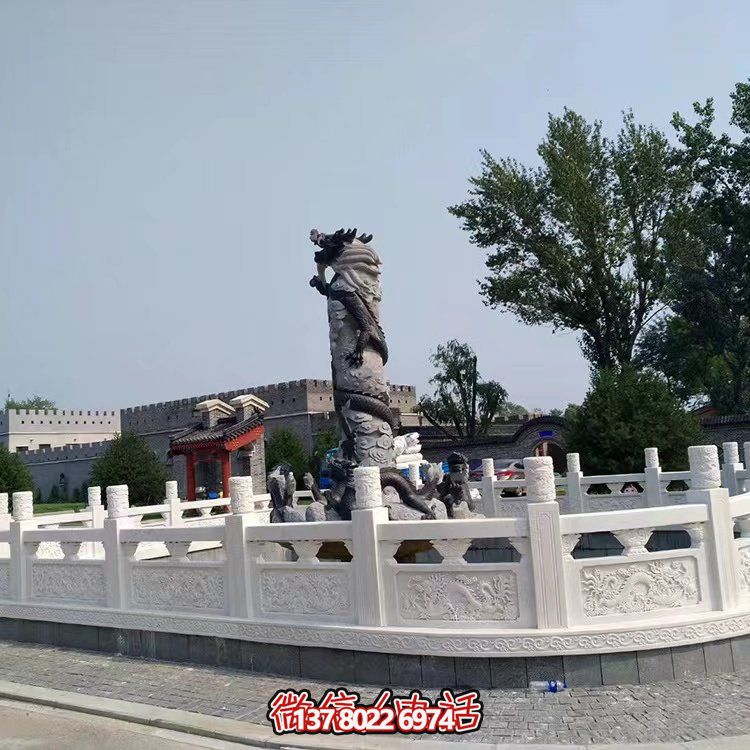 漢白玉石雕欄板，為景區(qū)水池提供防護(hù)及園林裝飾