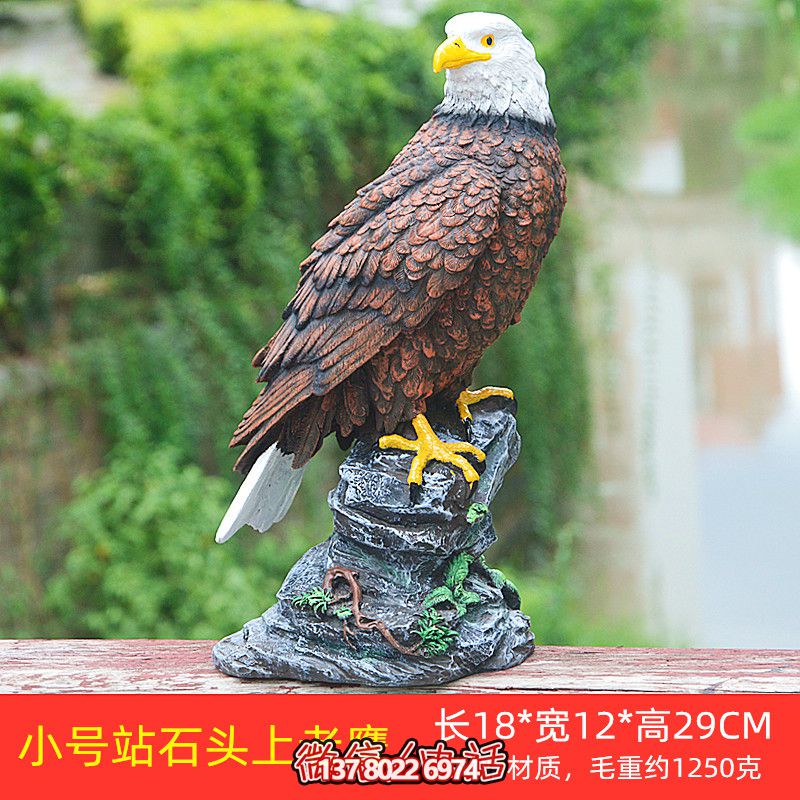 石頭藝術(shù)老鷹雕塑，點(diǎn)綴花園站