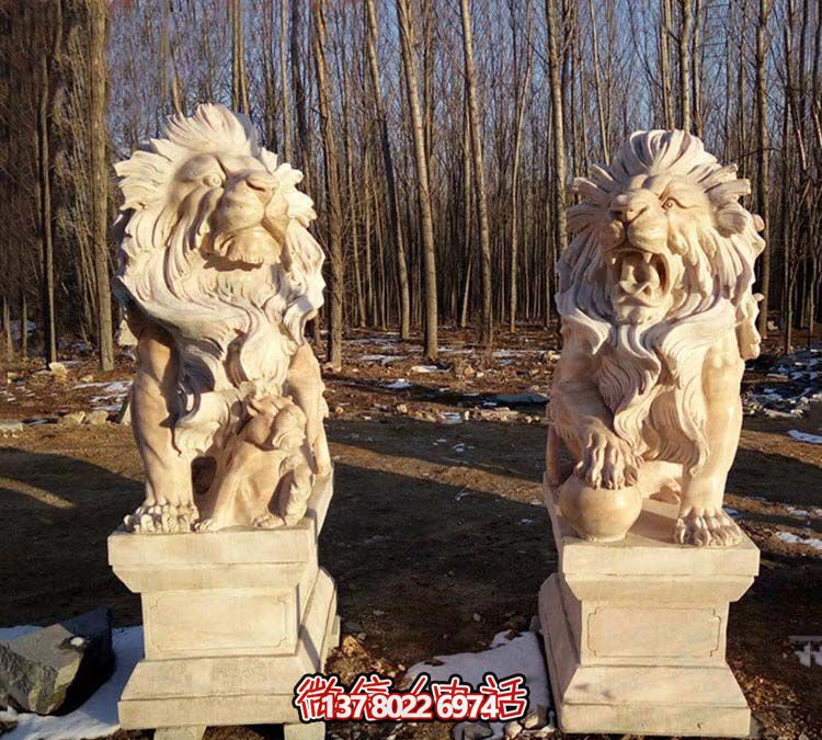 紅色獅子雕塑，欣賞絕美晚霞