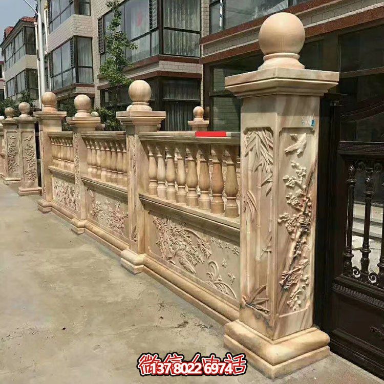 紅色浮雕圍墻欄板裝點別墅，守護晚霞之美