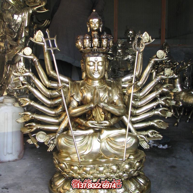 鎏金菩薩雕塑，供奉觀音祈福