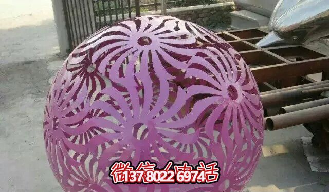 紫色不銹鋼鏤空球雕塑，為花園增添精彩