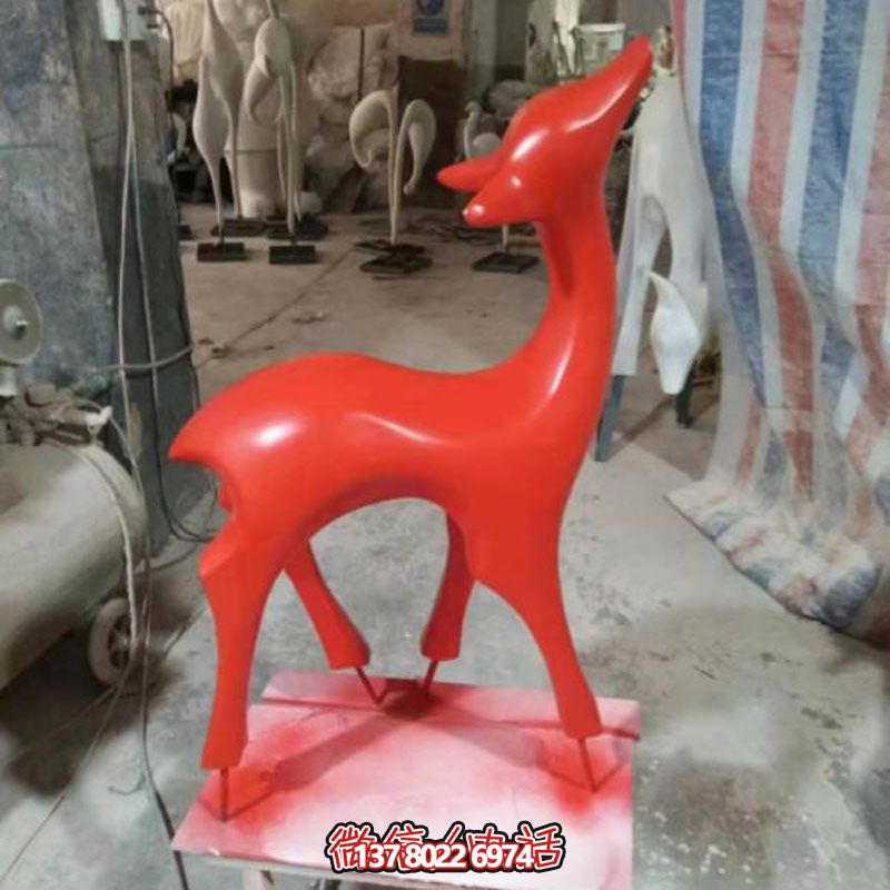 玻璃鋼制紅色梅花鹿雕塑，裝點別墅小區(qū)精致美觀