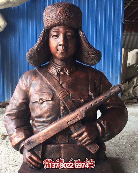 不銹鋼仿銅雷鋒持槍雕塑，現(xiàn)代雷鋒屹立于戶外景區(qū)