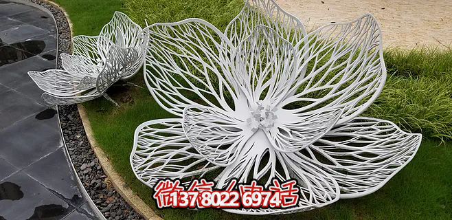 不銹鋼蓮花雕塑，鐵藝裝點戶外廣場