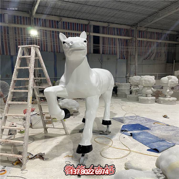 玻璃鋼馬雕塑，點(diǎn)綴戶外園林