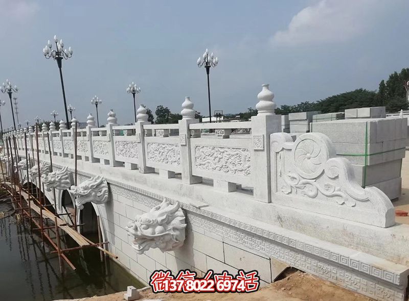 精美漢白玉石拱橋，融龍紋雕刻欄桿