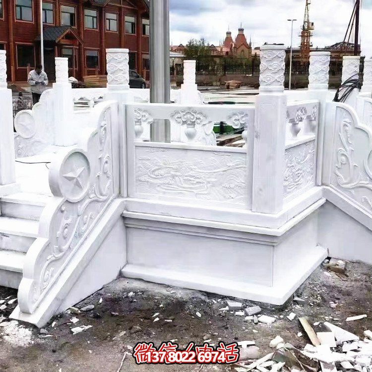 漢白玉升旗臺，做工精美，安全防護(hù)欄桿