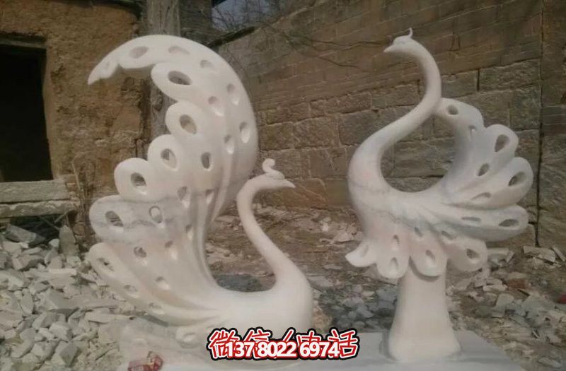 不銹鋼鏤空孔雀雕塑，點綴公園湖邊