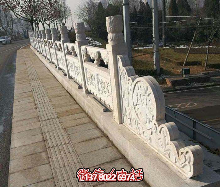 現(xiàn)代城市綠化防護(hù)欄桿，融入自然元素的花崗巖石雕