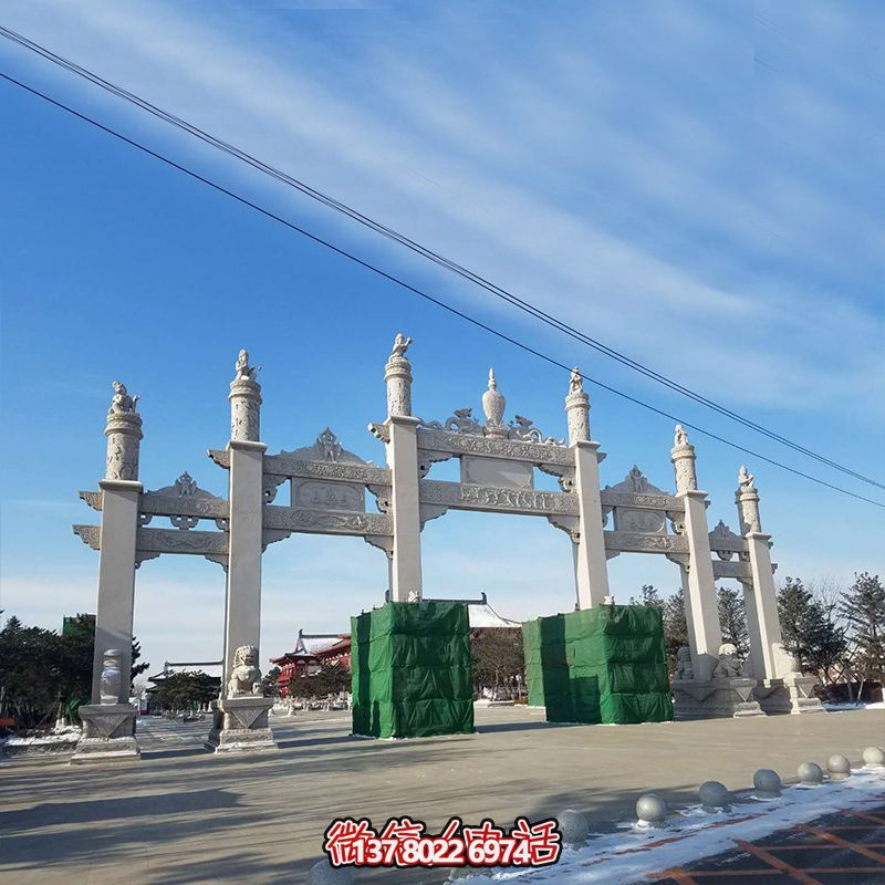 新款漢白玉牌坊，美觀而古樸的石六柱，為寺院和景區(qū)增添靈氣