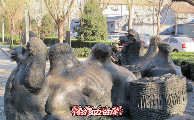 玻璃鋼駱駝雕塑，欣賞公園里歪頭看玻璃創(chuàng)意