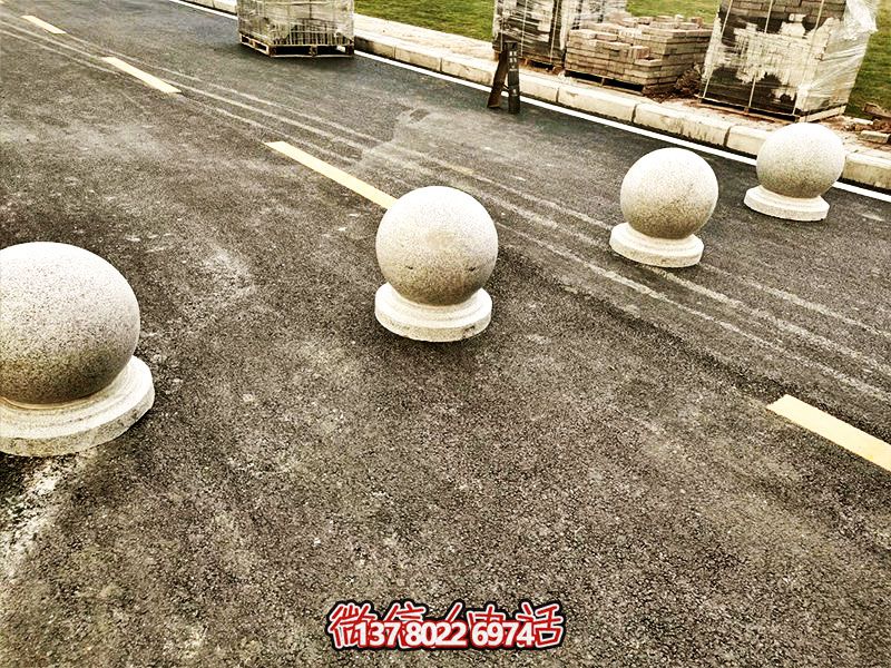 球形路障，為小學(xué)路邊擺放的安全隔離車