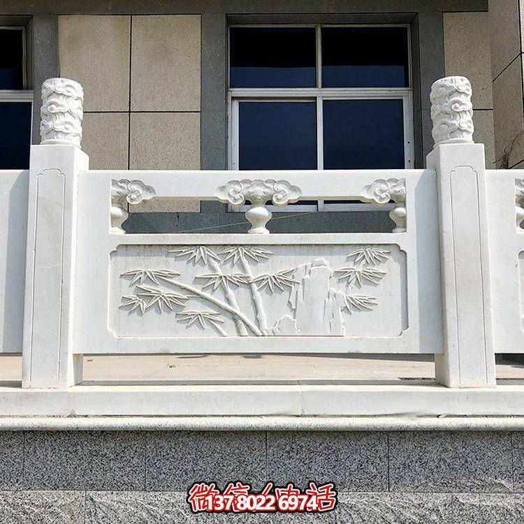 精致古典庭院雕飾浮雕石柱、欄桿、欄板，營造溫馨園林
