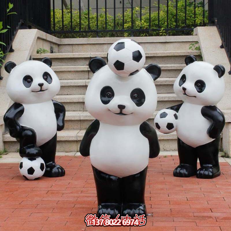 可愛熊貓雕塑，擺放玻璃鋼足球，為庭院添彩